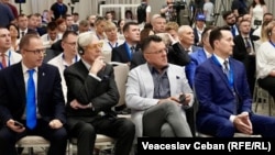 Fostul diplomat român Dan Dungaciu (al doilea din dreapta), în trecut consilier al președintelui moldovean interimar Mihai Ghimpu, la conferința MEGA din Chișinău. În spatele său - fostul deputat moldovean, Vlad Cubreacov, în prezent consilier parlamentar AUR la București.
