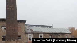 Postavljanjem najlona na krov stanari pokušavaju zaustaviti daljnje propadanje zgrade