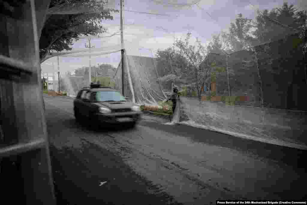 «Хоча б живим залишишся. Коли їде авто, наприклад, воно не стоїть на місці. Дрон падає на сітку і на ній детонує», – розповідає боєць 24 ОМБр про ефективність таких сіток кореспондентам Радіо Свобода.Фото пресслужби 24 ОМБр