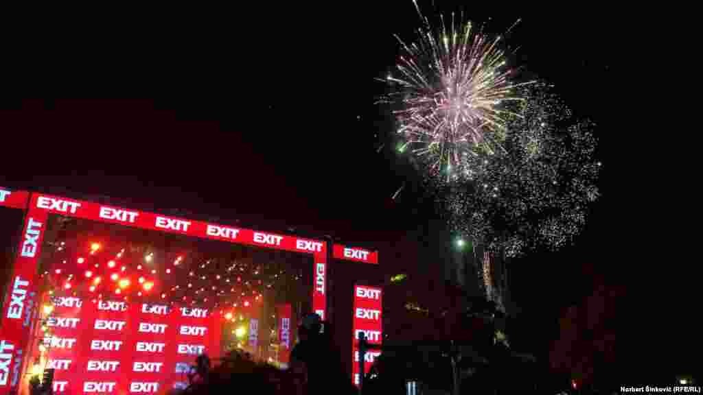 Ceremoniju otvaranja Exita pratio je tradicionalni vatromet na Glavoj bini nešto posle ponoći, uz nastup Henry Ammara.