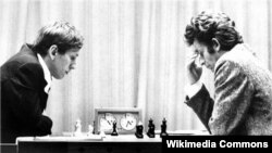 Борис Спасский (справа) во время матча с Робертом Фишером