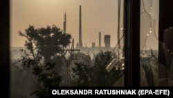 Вид на Сєвєродонецький Азот у червні 2022 року. Невдовзі місто було захоплене російськими військами та стало їхнім тилом, й уже рік сєвєродончани живуть без зв'язку та серед руїн