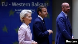 Президентка Єврокомісії Урсула фон дер Ляєн, президент Франції Емманюель Макрон та президент Євроради Шарль Мішель у Брюсселі, 23 червня 2022 року
