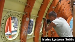 Рабочий самолетостроительного завода "КАПО им. С.П. Горбунова" во время сборки самолета ТУ-214