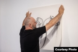 Иванчо Талевски при местењето на изложбата