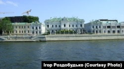 Українське Консульство могло б бути розташованим і в маєтку «цукрового короля» Росії Павла Харитоненка. Але більшовики не дозволили. Зараз тут резиденція посла Великої Британії