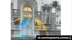 Bogdan Zizanıñ aktsiyasından soñ Kezlevdeki Rusiye memuriyetiniñ binası