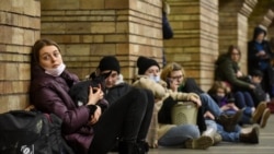 Одна из станций киевского метрополитена: некоторые жители Киева и Харькова решили остаться на ночь в безопасном месте