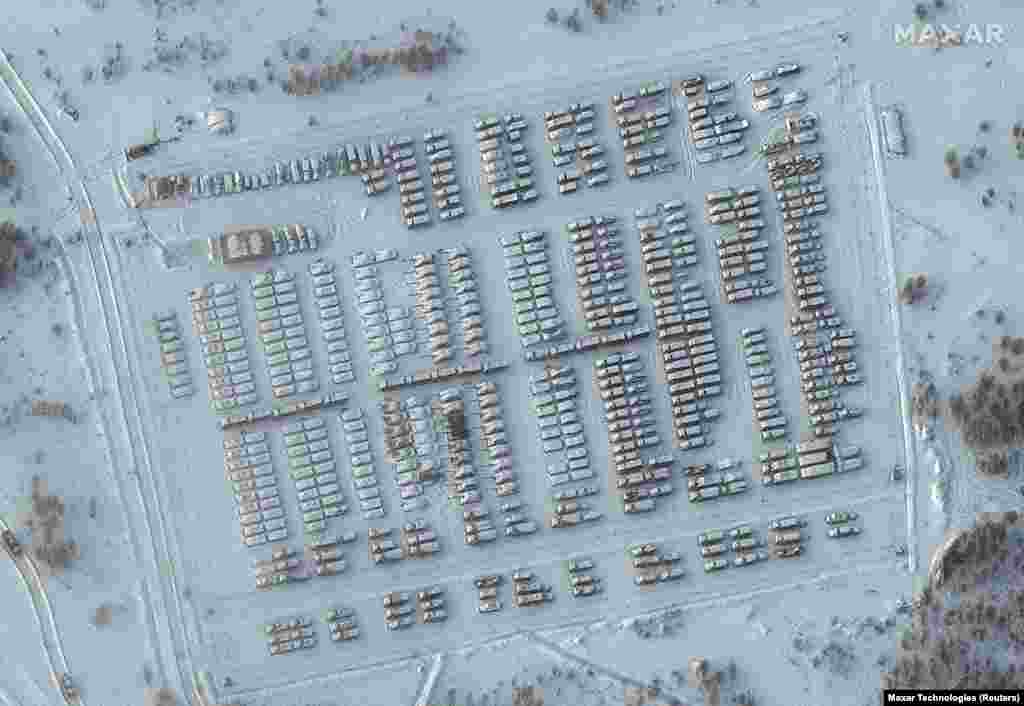 Сателитска снимка покажува руски воени возила паркирани во Јелња, Русија, на 19 јануари. Јелња е во северозападната руска Смоленска област, на околу 120 километри од границата со Белорусија и 260 километри од Украина.