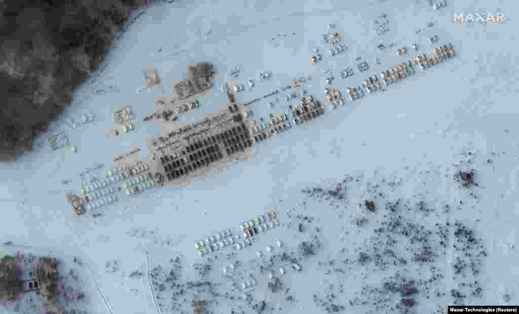 Шатори и домови за руските војници во Јелња на 19 јануари.Истиот ден кога беше направена оваа фотографија, американскиот претседател Џо Бајден предизвика широки критики поради тоа што се чини дека прави разлика помеѓу потенцијалниот &bdquo;мал упад&ldquo; на Украина од страна на руските сили и сеопфатната инвазија.