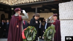 Скопје (04.02.2022) Претставници на владите на Северна Македонија и Бугарија положија венец и се поклонија на гробот на Гоце Делчев во дворот на црквата Свети Спас во Скопје по повод 150-годишнината од неговото раѓање. На фотографијата е тогашната минситерка за надворешни работи на Бугарија, Теодора Генчовска