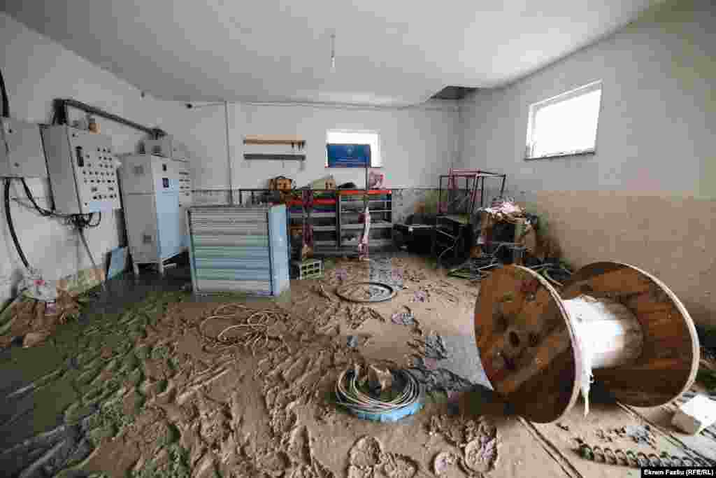 Pogled na štetu unutar farme kokoški u Llaushëu.