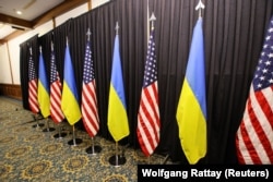 Прапори України і США у день чергової зустрічі у форматі «Рамштайн». Авіабаза «Рамштайн», 20 січня 2023 року
