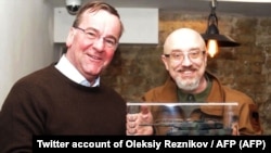 Міністр оборони Німеччини Борис Пісторіус подарував мініатюрну копію танка Leopard 2 міністру оборони України Олексію Резнікову під час зустрічі в Києві, 7 лютого 2023 року