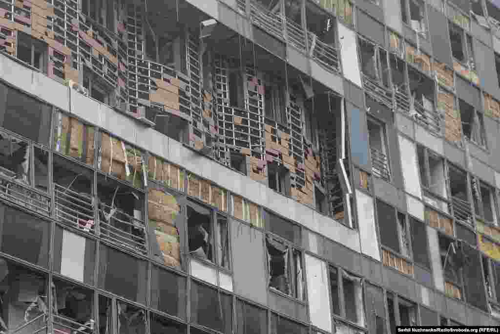 Відкрита у 1894 році дитяча лікарня «Охматдит» є найбільшим дитячим медичним закладом в Україні. Там щороку лікують понад 20 тисяч дітей з усієї країни.СБУ кваліфікувало обстріл «Охматдиту» як військовий злочин. Міністерство оборони Росії опосередковано звинуватило у руйнуваннях в лікарні падіння українських ракет ППО. Аналітики ISW, провівши власне дослідження, назвали заяви російського відомства неправдивими