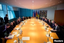 Канцлер Фридрих Мерц принимает украинскую и американскую переговорные делегации в Берлине, Германия, 14 декабря 2025 года