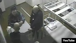 Красноярск шаарындагы түрмөнүн ичиндеги кургак учук диспансеринде тартылган видеодон алынган кадр. 