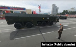 Бойові машини комплексу «Іскандер» із ракетами на борту, на яких нанесені знаки радіоактивної небезпеки, під час військового параду 3 липня 2024 року у Мінську