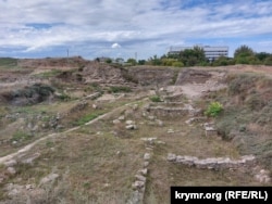 Античный города Мирмекий был основан ионийскими греками в середине VI века до н. э. на берегу Керченского пролива