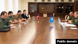 Գեներալ Անատոլի Սիդորովը ՀՀ պաշտպանության նախարար Սուրեն Պապիկյանին է ներկայացնում ՀԱՊԿ առաքելության աշխատանքների արդյունքները, Երևան, 19-ը սեպտեմբերի, 2022թ.