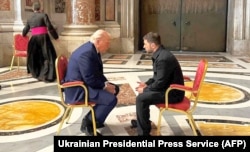 Президент Украины Владимир Зеленский (справа) и президент США Дональд Трамп во время встречи в соборе Святого Петра в Риме, 26 апреля 2026 года