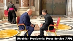 Президент України Володимир Зеленський з президентом США Дональдом Трампом у Ватикані, 26 квітня 2025 року