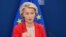 Președinta Comisiei Europene, Ursula Von der Leyen, prezentând al 18-lea pachet de sancțiuni împotriva Rusiei la 10 iunie 2025, la Bruxelles.