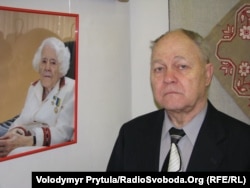 Вадим Роик у портрета его матери Веры Сергеевны, апрель 2011 года