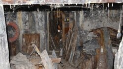 Через небольшое отверстие в двери удается разглядеть, что находится внутри