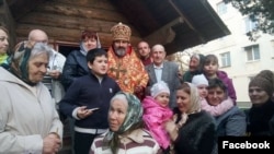 Владика Климент із парафіянами в дерев'яному храмі УПЦ у Євпаторії. Анексований Крим, 10 квітня 2018 року