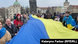 Ukrainians unfurl their nation's flag on the Charles Bridge in Prague on January 19.