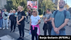 Dijana Hrka nosi majicu sa natpisom "Mama protiv mašinerije", Beograd, 2. novembar 2025.