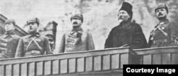 Троцкий (между Ворошиловым и Калининым) на трибуне на Красной площади во время парада, 1924
