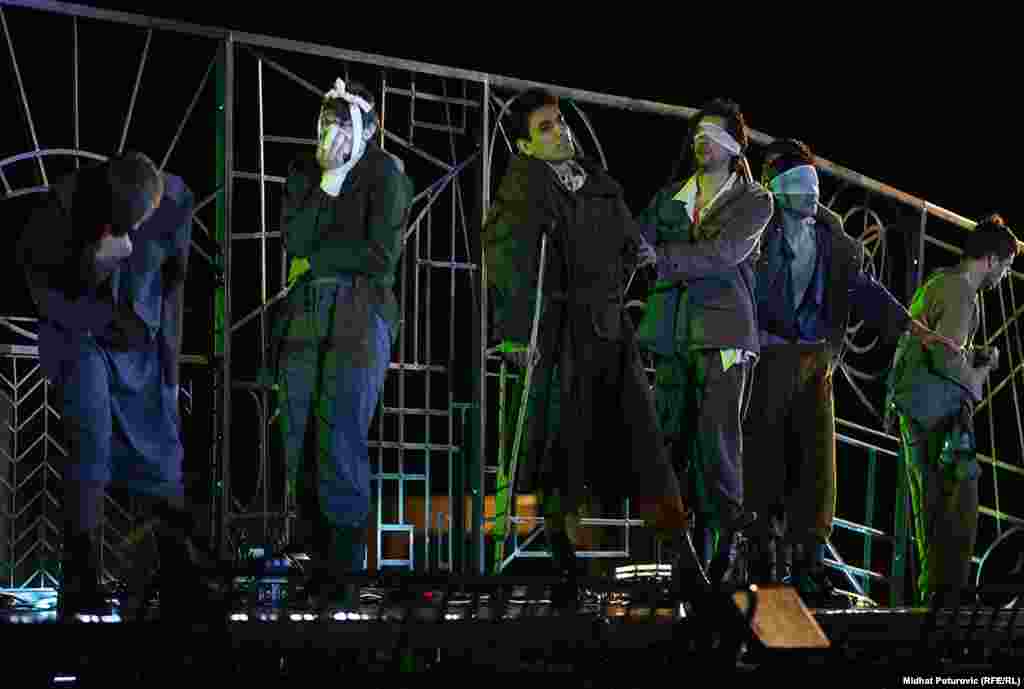 Performans "Stoljeće mira nakon stoljeća ratova" na Latinskoj ćupriji 