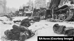Тіла радянських військових і підбита техніка після розгромного нападу фінів на колону Червоної армії на Раатській дорозі в січні 1940 року