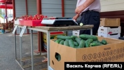 Сельхозпродукция на рынке в Керчи: по словам продавцов, черешня и клубника из Херсона. Керчь, 31 мая 2022 года