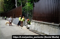 Паркан навколо Гурзуфського парку, встановлений адміністрацією санаторію «Гурзуфський»