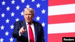 Президент США Дональд Трамп на фоне американского флага