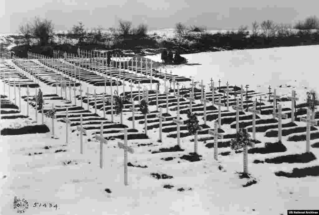 Могили американців, які померли від вірусу у Франції.&nbsp; Через масові переміщення людей, які брали участь у війні, вірус миттєво розповсюдився майже у кожен куточок світу, заразивши близько третини світового населення.