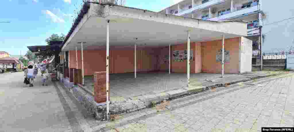 Наличие заброшенных коммерческих площадок даже в центре Феодосии свидетельствует, что бизнес здесь испытывает не лучшие времена