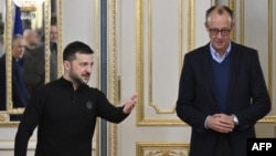 Президент Володимир Зеленський (ліворуч) і лідер німецької партії ХДС/ХСС Фрідріх Мерц у Києві, грудень 2024 року 