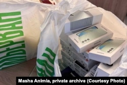 Телефони, придбані для звільнених білорусів. Фото Маші Анімії