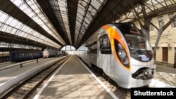 Євген Кравцов додав, що поїзди до Варшави і Перемишля завантажені практично на 90%