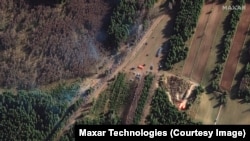 Emeli hemra arkaly düşürilen suratlar 10-njy noýabrda Polşa - Belarus serhedinden Polşa aşmak isleýän bir topar migranty görkezýär. 