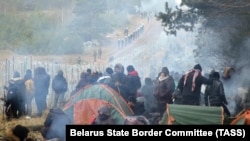 Polşa-Belarus serhediniň boýundaky çadyr lagerinde garaşýan migrantlar. 10-njy noýabr.