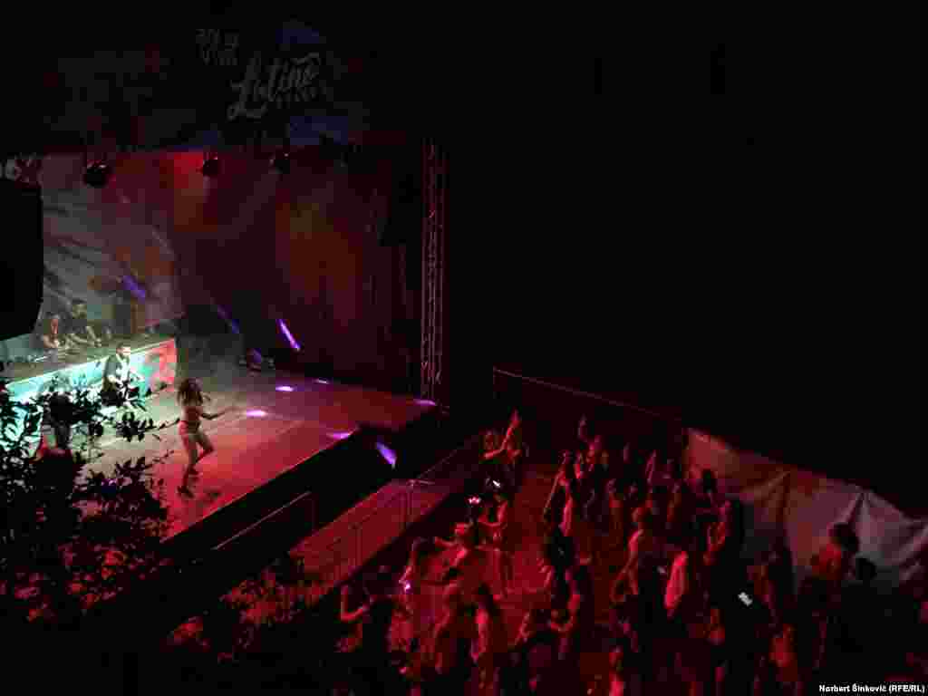 Na festivalskom prostoru, do 10. jula će nastupati veliki broj izvođača na skoro 20 bina. &nbsp;