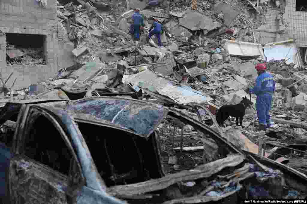 Разбор завалов многоэтажки в Соломенском районе столицы. Россия целенаправленно бьет по гражданским, хотя верхушка Кремля это отрицает