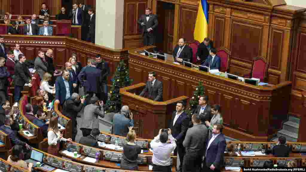 Прем’єр-міністр Олексій Гончарук заявив, що подав прохання про відставку президентові Володимиру Зеленському і чекає на його &laquo;політичне рішення&raquo;.