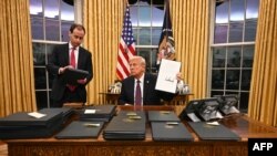 Президент США Дональд Трамп підписує укази в Овальному кабінеті Білого дому у Вашингтоні, 20 січня 2025 року
