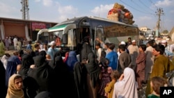 په کراچۍ کې افغان کډوال خپل هېواد ته د ستنېدو پر مهال بس ته ورخېژي ـ انځور له ارشيفه